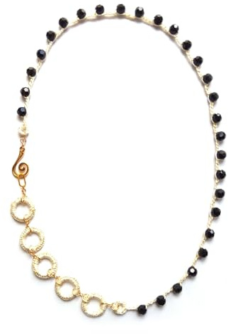 collana asimmetrica all'uncinetto/tessile con perline di vetro, collana minimalista/geometrica, collana con cerchi, beige/dorato/nero, artigianato italiano, made in Italy
