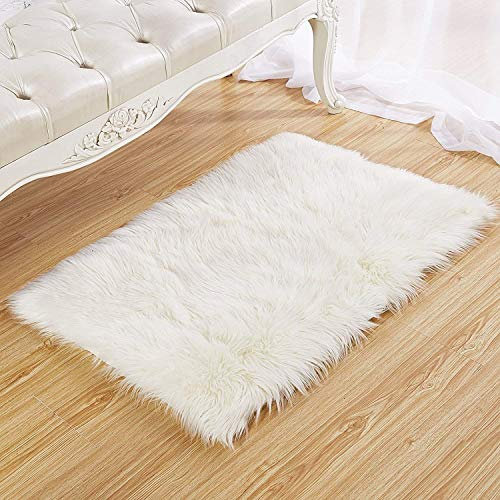QINGLOU Faux Lammfell Schaffell Teppich (80 x 180cm) Wohnzimmer Schlafzimmer Kinderzimmer/Als Faux Bett-Vorleger oder Matte für Stuhl Sofa (Weiß, 80 x 180cm)