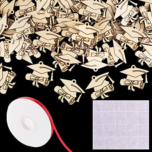 FLOFIA 48pz Tocco Cappello di Laurea in Legno Piccoli, Bomboniera, Ciondoli, Pendenti, con Nastro Rosso Biadesivo, Fai da Te per Decorazione