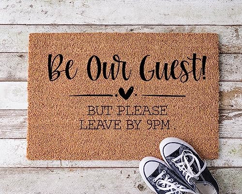 Strunt Fußmatte mit Aufschrift Be Our Guest! But Please Leave By 9 Pm, Geschenk zum Einzug, lustige Fußmatte, Willkommensmatte, Geschenk zum Abschließen, Hochzeitsgeschenk, für drinnen und draußen,