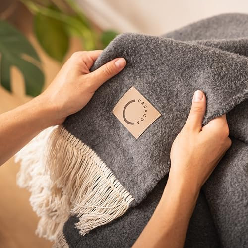 caracda Kuscheldecke 100% Bio-Baumwolle - Extraweich & Kratzfrei | Wohndecke, Tagesdecke, Baumwolldecke | 150 x 200cm (Dunkelgrau mit Fransen)