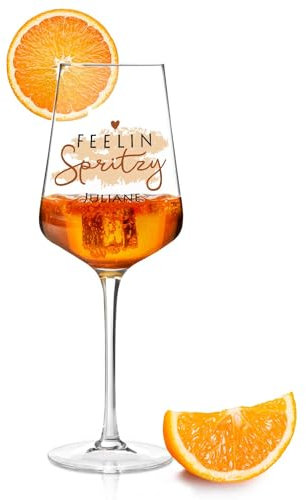 GRAVURZEILE Leonardo Aperol Glas mit UV-Druck - Feelin Spritzy - Personalisiert mit Namen - Geschenkidee für Aperol Spritz & Cocktail Liebhaber - Weinglas für Sangria & Lillet - Farbe: Puccini