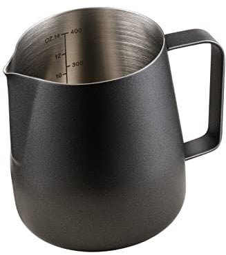 Milchkännchen Edelstahl 400ml,Barista Milchschaumkännchen,Kaffee Creamer Milch Aufschäumer Kännchen Tasse mit Messung Mark,Milchkanne zum Aufschäumen geeignet für Kaffeevollautomaten (Schwarz,400 ml)