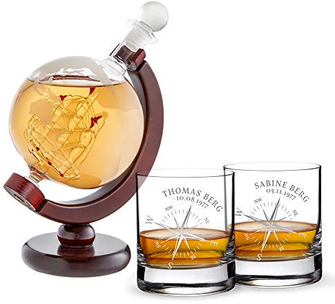 AMAVEL Whiskykaraffe Globus mit innenliegendem Segelschiff und 2 Whiskygläser mit Kompass Gravur, Personalisiert mit Namen und Datum