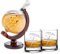 AMAVEL Whiskykaraffe Globus mit innenliegendem Segelschiff und 2 Whiskygläser mit Kompass Gravur, Personalisiert mit Namen und Datum