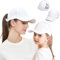 Yaopelky 2 x Mama- und Mini-Hüte mit Pferdeschwanz-Baseballkappen, Eltern-Kind, passender Hut, hoher unordentlicher Dutt, Ponycap, Trucker (US, Alpha, Einheitsgröße, Weiß)