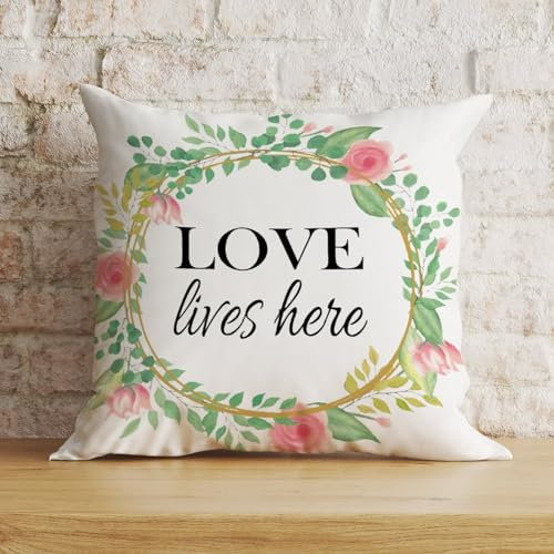 Zyadsinoudor Kissenbezug mit Aufschrift Love Lives Here in leuchtendem rosa Blumenkranz, dekoratives Kissen für Zuhause, Baumwollleinen, 45,7 x 45,7 cm, christliches Zitat, für Heimdekoration, Sofa,
