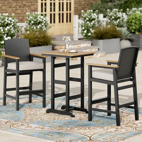 PHI VILLA 3-teiliges Bartisch mit Barhocker Set, Outdoor Barmöbel Garten Bartisch Set mit Rattan Hocker und Tischplatte in Holzmaserung, Bar Tisch mit 2 Stühlen für Terrasse
