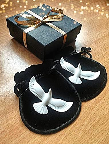 Dos palomas tortugas: porcelana de hueso. Se envía con 2 bolsas de terciopelo y caja de regalo con cinta. Fabricado en el Reino Unido.