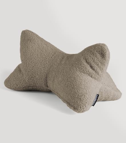 mokebo 'Der Leseknochen' Lesekissen aus weichen Bouclé-Stoff, ergonomisches Nackenkissen aus gemütliches Teddystoff, Flexible Stütze für Bücher, E-Books oder Tablets oder als Sofakissen in Sand Braun