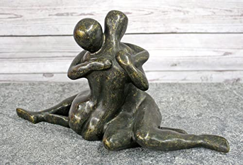 H.Packmor GmbH Bronzeskulptur modernes Liebespaar sitzend umarmende Frau und Mann Bronze braun