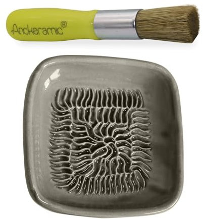 ANCKERAMIC® Ceramico Reibeteller & Backpinsel mit Naturborsten, Set aus Keramik für Knoblauch, Ingwer, Muskat, Handmade (Grau/Gelb)