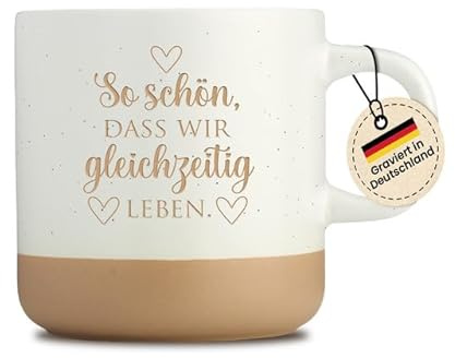 LIEBTASTISCH So schön, dass wir gleichzeitig leben - Keramik Tasse - 360 ml - Spülmaschinenfest - Geschenkidee - Geschenk für Freundin - Beste Freundin - Becher - Beige