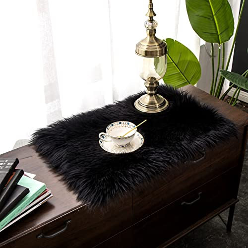 Teppich Wölkchen – Flauschiger Hochflor-Teppich Schlafzimmer - Schaffell Kunstfell Lammfell - Bettvorleger & Läufer - weicher Fellteppich - Rutschfester Kleiner Teppich - Schwarz - 40x60 cm