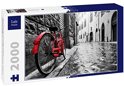 Lais Puzzle Retro Vintage rotes Fahrrad auf Kopfsteinpflaster Straße in der Altstadt. Farbe in schwarz-weiß 2000 Teile