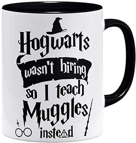 OM3® Hogwarts wasn't hiring so I teach muggles instead Kaffee-Tasse | Keramik Becher | 11oz 325ml | Beidseitig Bedruckt | Schwarz