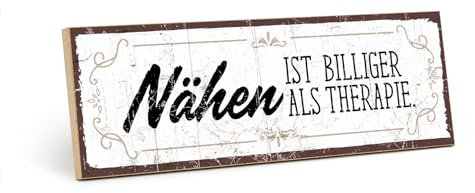 TypeStoff Holzschild mit Spruch – NÄHEN IST BILLIGER ALS THERAPIE – im Vintage-Look mit Zitat als Geschenk und Dekoration - HS-00566