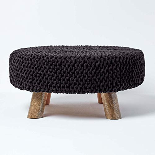 Homescapes niedriger runder Strick Sitzhocker mit Holzbeinen, schwarzer Fußhocker 62 x 62 x 30 cm, Strickhocker mit grob gestricktem Bezug aus 100% Baumwolle, Schwarz
