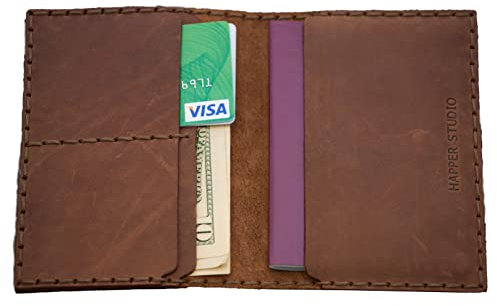 Marrone scuro porta-passaporto personalizzato di pelle, documenti di viaggio con tasche per carte e soldi, monogramma del tuo nome