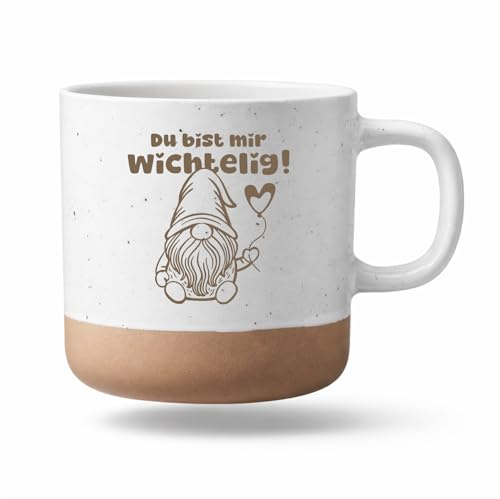 Bergliebe Keramiktasse Wichtel Du bist mir wichtelig | Cup | liebevolle Kaffeetasse | Teebecher weiß mit beigem Boden | Geschenk Geburtstag | 360 ml Pohmer Design (Wichtelig)