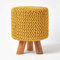 Homescapes Kleiner runder Strick Sitzhocker mit Holzbeinen, senf Fußhocker 32 x 32 x 42 cm, Strickhocker mit grob gestricktem Bezug aus 100% Baumwolle