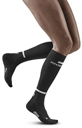 CEP - THE RUN COMPRESSION SOCKS TALL für Damen | Lange Laufsocken in schwarz mit Kompression | Regenerierende Kompressionsstrümpfe für Frauen | Gr. III | M