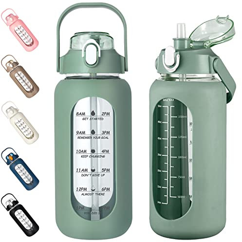 Kytffu 1.8 l Glas-Wasserflaschen mit Strohhalm, halbe Gallone, motivierende Glasflasche mit Silikonhülle und Zeitmarkierung, 2 l auslaufsicherer, Büro, oliv