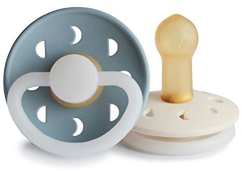 FRIGG Mondphase Latex Nacht Leucht-Schnuller | Schnuller 2 Packung | Symmetrischer Sauger in Kirschform | BPA-frei | Hergestellt in Dänemark | (Stone Blue Night/Cream Night, Größe 2 (6-18 Monate))