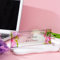 Placa de identificación personalizada elegante y con diseño floral rosa – Placa de identificación de acrílico personalizada para escritorio, 20 x 7 x 1,7 cm, ideal para decoración de oficina