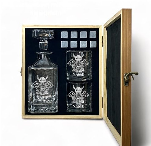 Whisky Set mit Gravur Wikinger personalisiert Karaffe 700 ml und Gläser verschiedene Motive Walhalla Thor Schiff Geschenkbox (Motiv 2: Helm, Karaffe + 4 Gläser)