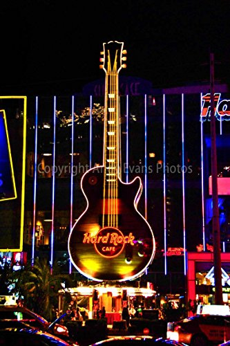 Hard Rock Cafe Fotodruck eines The Hard Rock Cafe Neon Gitarre Schild bei Nacht in Las Vegas Nevada Amerika USA Portrait Foto Farbe Bild Fine Art Print Poster (20,3 x 30,5 cm)