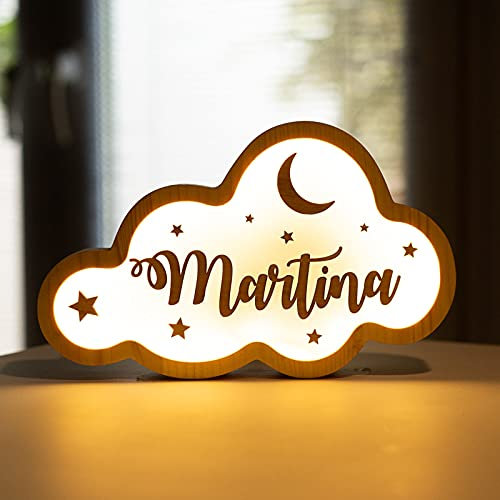 [ PINE & KIDS ] Lámpara nube infantil personalizada con fondo de estrellas. Lámpara quitamiedos con nombre en madera para niños y bebés. Incluye adaptador de corriente.