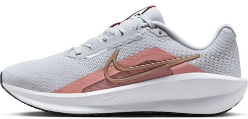 Nike Straßenlaufschuh Nike Downshifter 13 Straßenlaufschuh Für Damen, White/MTLC Red Bronze-Red Stardust-Black, FD6476-108, 38 EU (W 7 US)