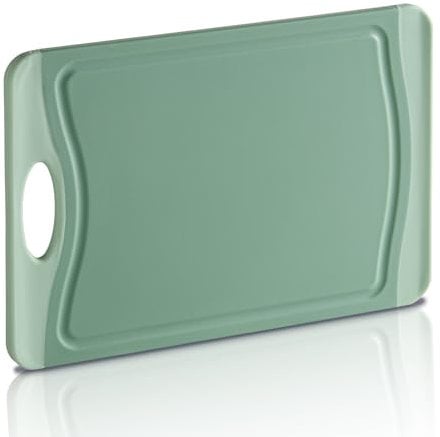 KHG Schneidebrett aus Kunststoff Grün - 37 x 25 x 0,8 cm - Großes Messerbrett, Küchenbrett rutschfest gummiert, antibakteriell, Saftrille, Hackbrett mit Griff, Spülmaschinengeeignet