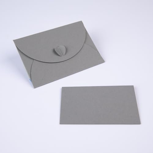 PresentFill® 50 Mini Briefumschläge mit Karten – Schiefer Grau – Kleine Umschläge Mini mit Herz Verschluss und Blanko Karten aus 100% Recycling Kraftpapier zum Selbst gestalten und beschriften