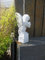 Drache aus Granit hellgrau, handgearbeitete Natursteinfigur