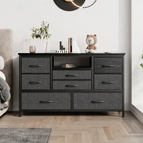 GarveeMore Meuble TV Commode avec 8 tiroirs - Prises intégrées + éclairage LED - Console de Rangement Effet Bois pour TV Jusqu’à 55 Salon/Chambre/entrée - Gris foncé