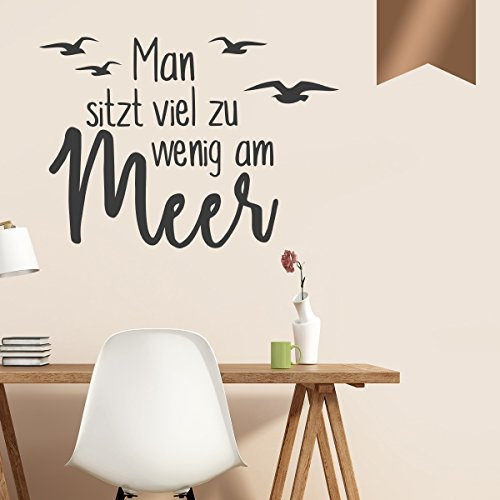 WANDKINGS Wandtattoo - Man sitzt viel zu wenig am Meer - 130 x 92 cm - Kupfer - Wähle aus 5 Größen & 35 Farben