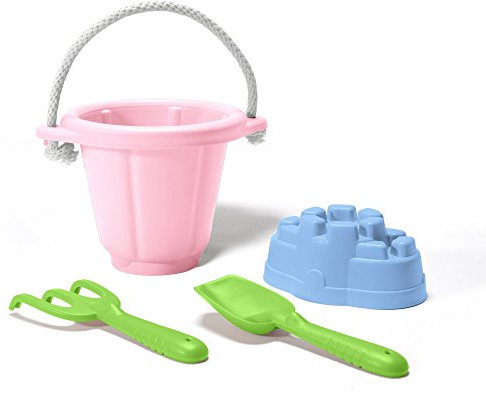 Green Toys 8601023 Sandspielzeug für Sandkasten und Strand, nachhaltiges Spielset inkl. Eimer, Schaufel, Harke und Förmchen für Kinder ab 18 Monaten, 4-teilig