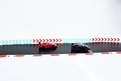 Overdrive-Racing Leitplanken mit Pfeilen kompatibel mit Carrera Hybrid - Begrenzung Kurven Gerade Bande Zaun Fangzaun, Farbe:Weiß-Blau & Weiß-Rot, Länge:6.30 Meter