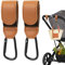 Zssxysm 2 Pezzi Ganci per Passeggino, Moschettoni per Carrozzina Universali in Pelle, Accessori Passeggino per Porta Borse Della Spesa, Cambio Bambino, Zaini, Mamma Pannolino Borsa (Marrone)