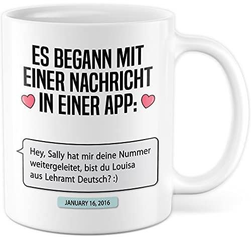 Valentinstag Tasse personalisierbar Geschenk, Es begann mit einer Nachricht in einer App: (personalisiert) Geschenkidee Freundin Kaffeetasse mit anpassbarem Text persönlicher Kaffee-Becher (Weiß)