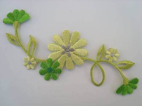 belldessa 12 cm x 4,6 cm Bügelbild grün Blüten Ranke Ranken Blume Blüte Blumenranke Aufnäher Applikation aus Polyester für Dekoration im Frühling