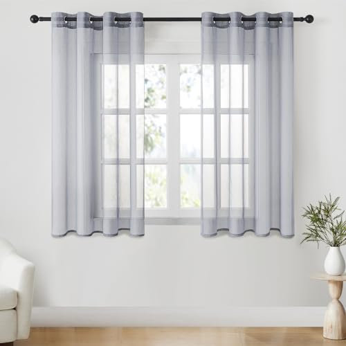 CUTEWIND Gardinen mit Ösen Kurz Fenster Gardinen Grau Transparent Ösenvorhang Gardine Küche Vorhang Weiß Durchsichtig für Schlafzimmer Wohnzimmer 2er Set, 137 cm Lang, 140 cm Breit
