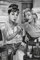 Marilyn & Audrey Tattooing-Szene – von James Danger Harvey – Poster – 61 x 91,4 cm