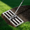 Rastrello per livellare il prato resistente, 50 x 25 cm, strumento di livellamento del suolo con manico antiscivolo e resistente, livellatore in acciaio inox per la cura del prato in giardini, campi