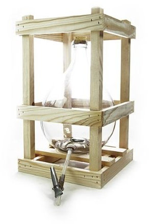 DESTILLATIO 5 Liter Glasballon im Holzgestell | Komplett mit Ablaufhahn, Silikonschlauch, Quetschverschluss & Korken | Stapelbarer Weinballon zum Ansetzen, Lagern und Abfüllen