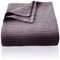 CHUFFED 100% Baumwolle Decke 220 x 240 cm, Weiche und Atmungsaktive Tagesdecke, Waffelmuster Leichte Decke als Sofadecke Couchdecke, Weich Kuschelige Wohndecke Wohnzimmer, Sofa Couch Traube lila