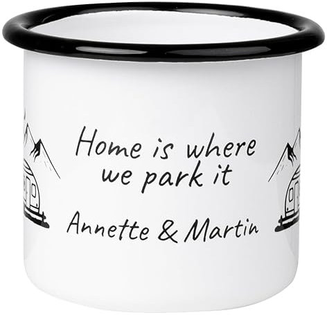 MUGSY | Emaille Tasse personalisiert mit Namen, Campingtasse mit Wohnwagen Motiv Home is where we park it Weiß, 300 ml