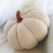 Kürbis Kissen, 3D Plüsch Kürbis Dekokissen, Herbstdeko Kürbis Zierkissen Sofakissen Kürbisform, Halloween Deko Aesthetic Kürbis Sofa Dekoration, Herbst Kissen für Kind Schlafzimmer (Hellbraun, 20 cm)